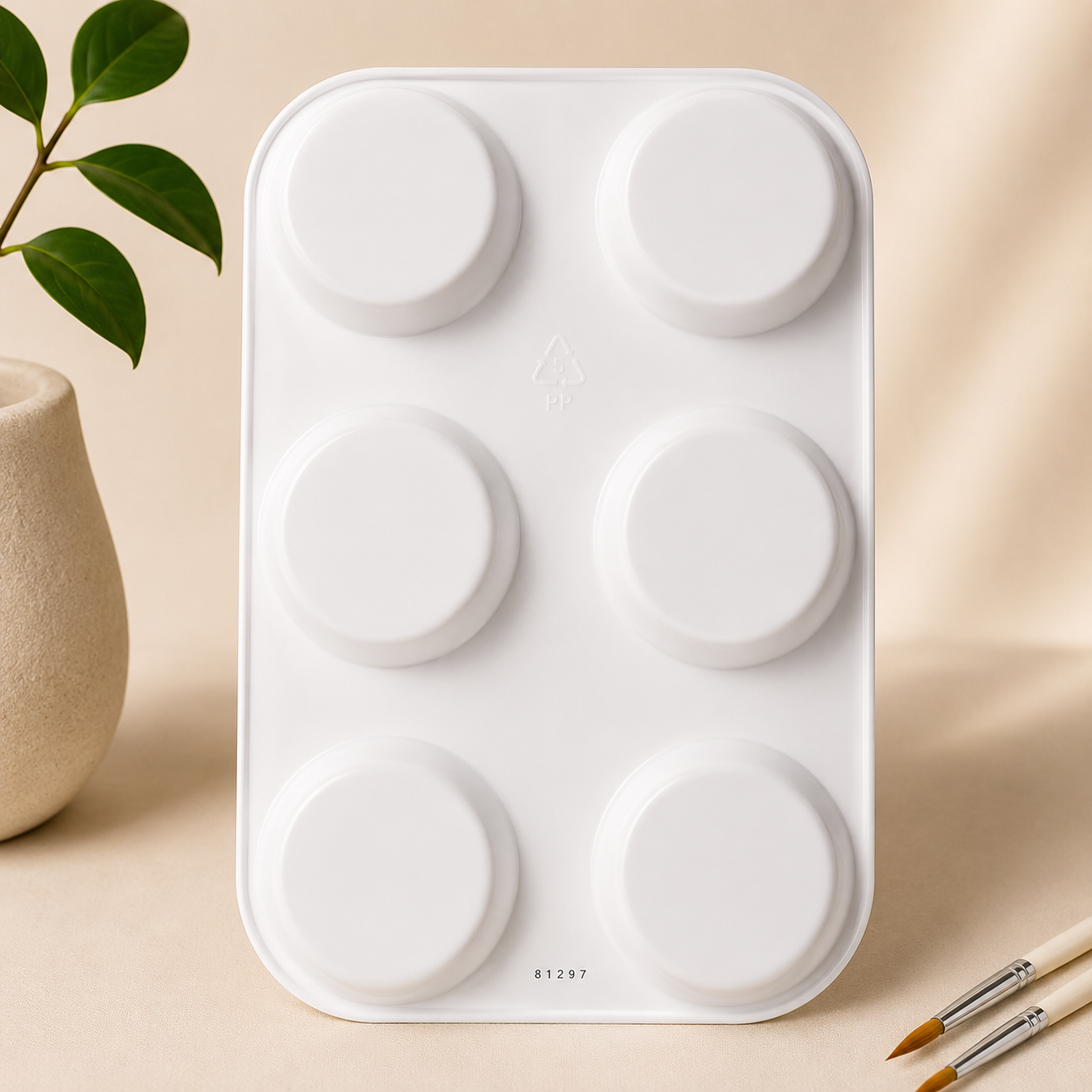 Artist quality plastic paint palette with deep wells by Mont Marte